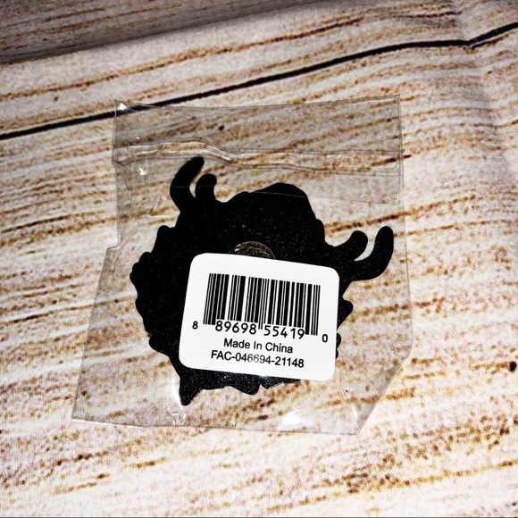 Marvel Collector Corp Shang-Chi and the Legend of the Ten Rings Pin and Sticker - Picture 3 of 3